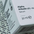 The Abnormal Beauty Company. Alpha Arbutin 2% + Hyaluronic Acid. sérum Stain Resistant 30 ml